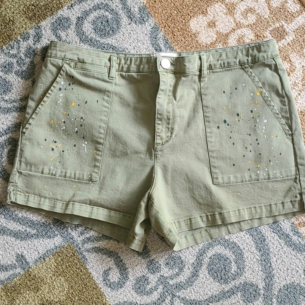 Sanctuary Army Green Paint splatter shorts. Size 31